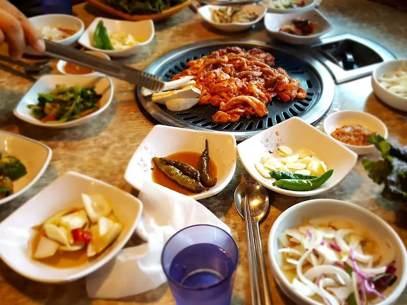 한상 가득 차려진 오리 한 상