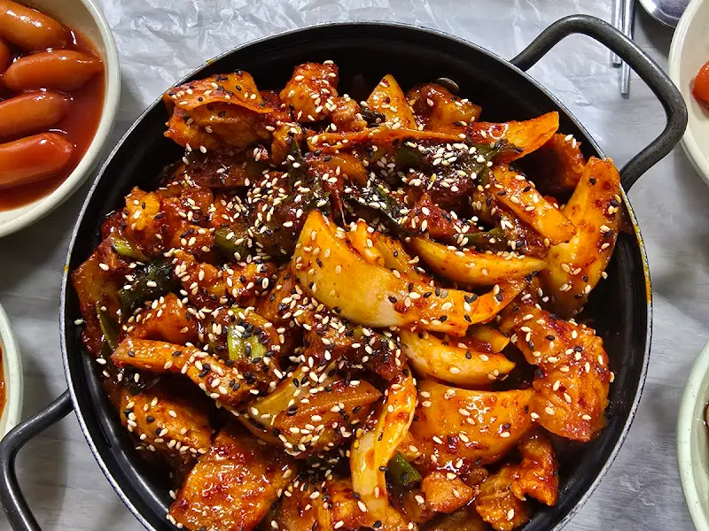 윤기가 자르르 흐르는 두루치기의 클로즈업 샷