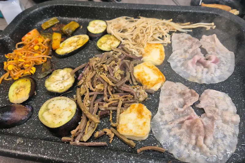 고기와 함께 즐기는 시원한 비빔냉면