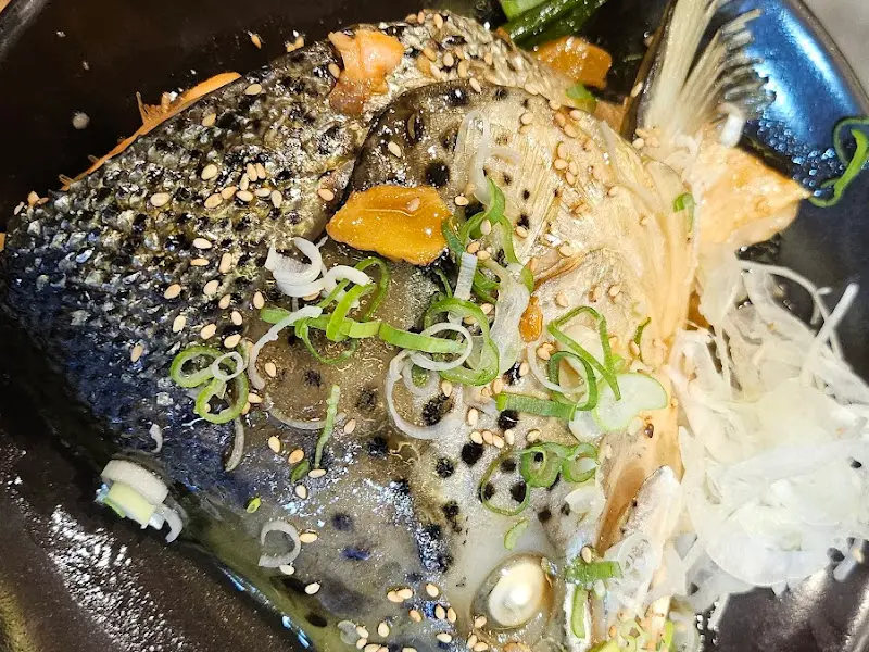 윤기가 흐르는 생선 머리 조림