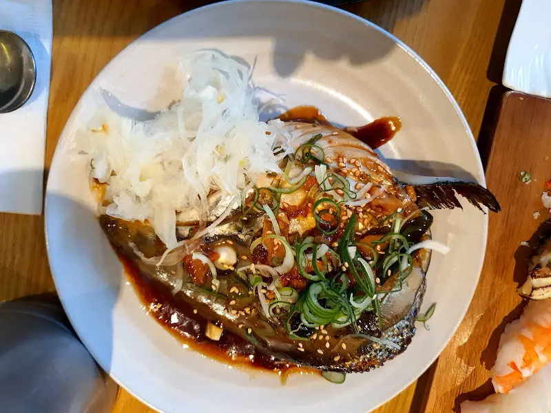 싱싱한 생선 머리 조림과 무채