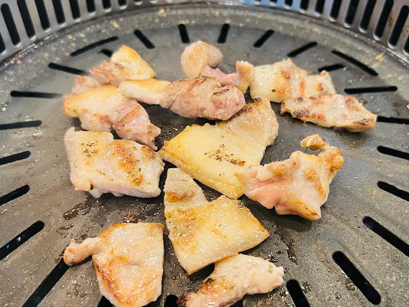 미담 삼겹살 굽는 모습