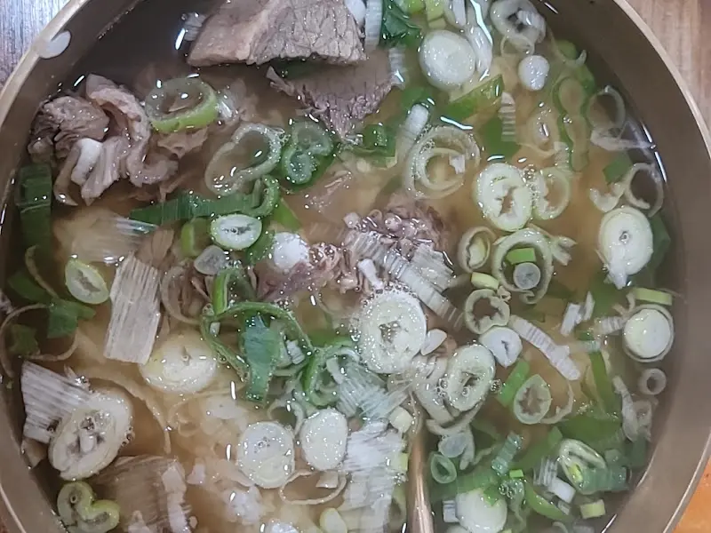 곰탕 속 넉넉한 고기와 파