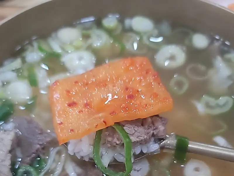 김치를 얹은 곰탕 한 입