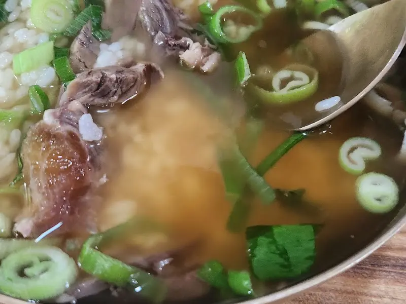 숟가락에 올려진 고기와 파