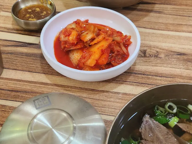 곰탕과 김치 한 상