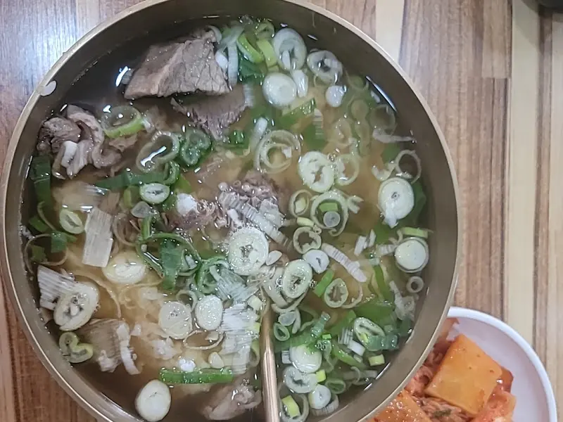 푸짐한 곰탕 한 그릇