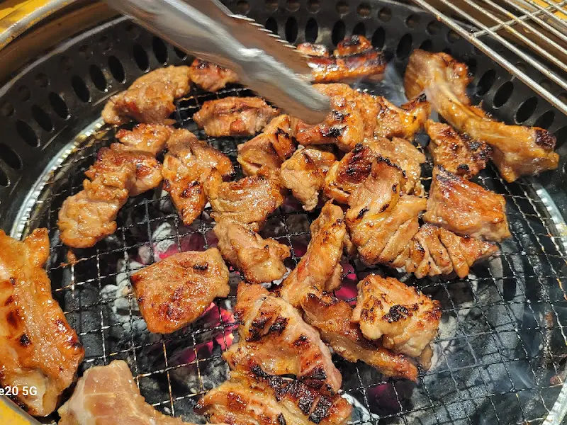 숯불 위에서 맛있게 익어가는 돼지갈비