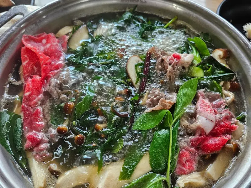 끓고 있는 약초 버섯전골