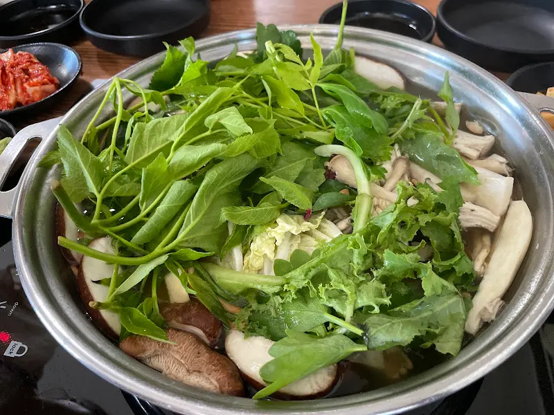 푸짐한 약초 버섯전골