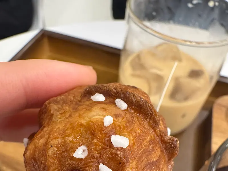 소금 호두과자와 아이스 커피