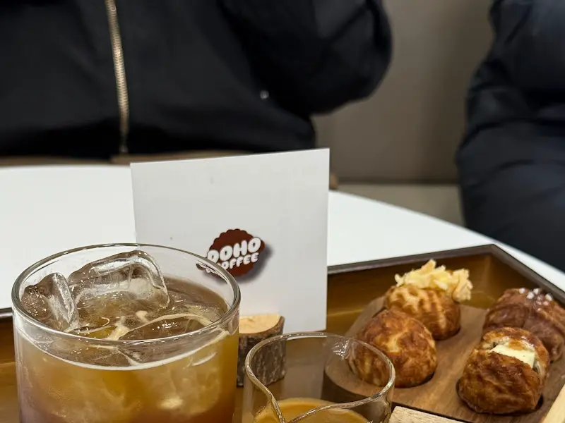 테이블 위에 놓인 호두과자와 커피