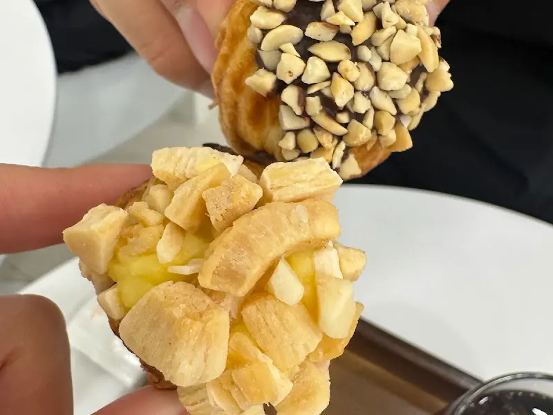 다양한 토핑이 올려진 호두과자