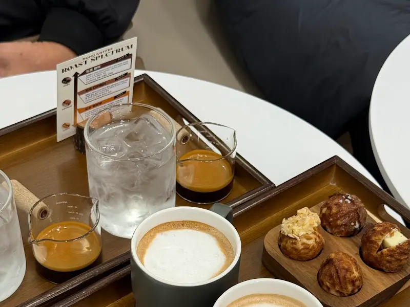 커피와 호두과자가 함께 놓인 테이블