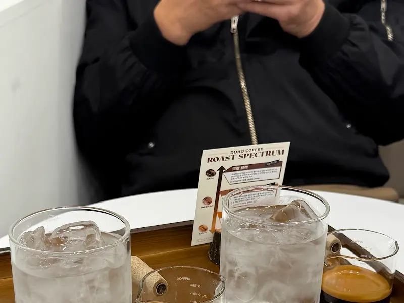 테이블에 놓인 커피와 메뉴판