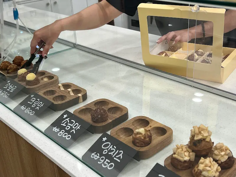 쇼케이스에서 호두과자를 고르는 모습