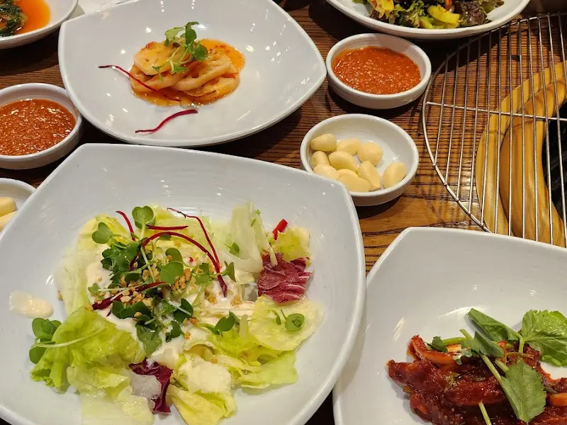 다채로운 밑반찬 구성