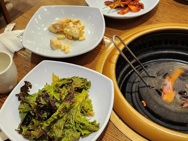 숯불 위에서 구워지는 돼지갈비