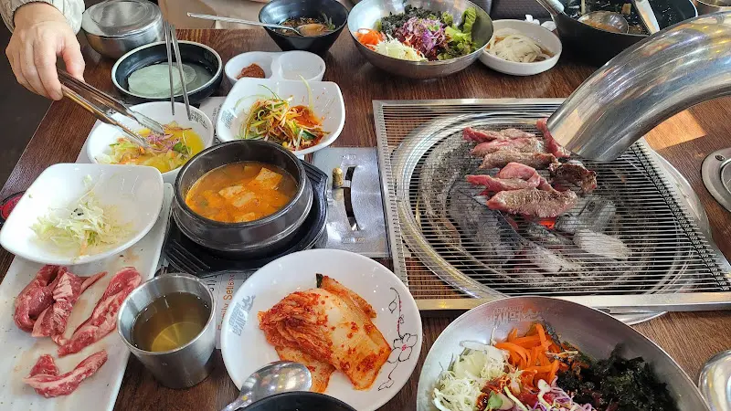 숯불 위에 구워지는 소고기