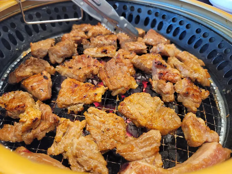 돼지갈비 굽는 모습