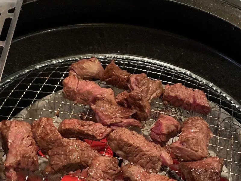 숯불 위에서 맛있게 익어가는 갈비살