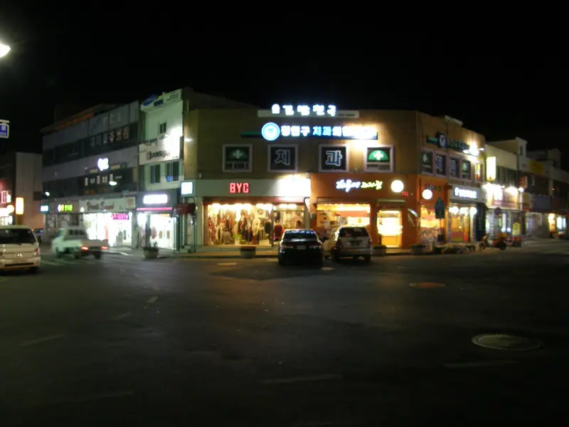 밤에 찍은 OOO 분식 외부 전경