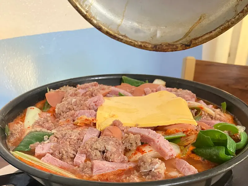 뚜껑을 열기 직전의 부대찌개