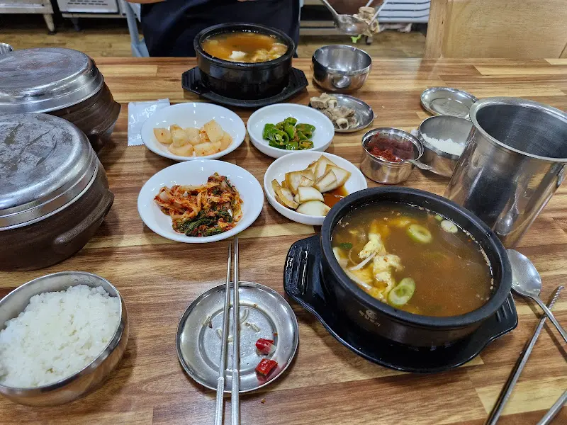 돼지찌개 한 상 차림
