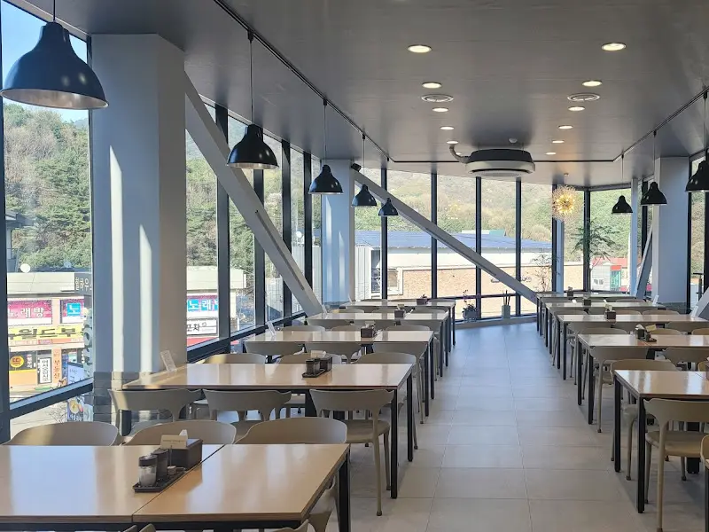 넓고 깔끔한 내부