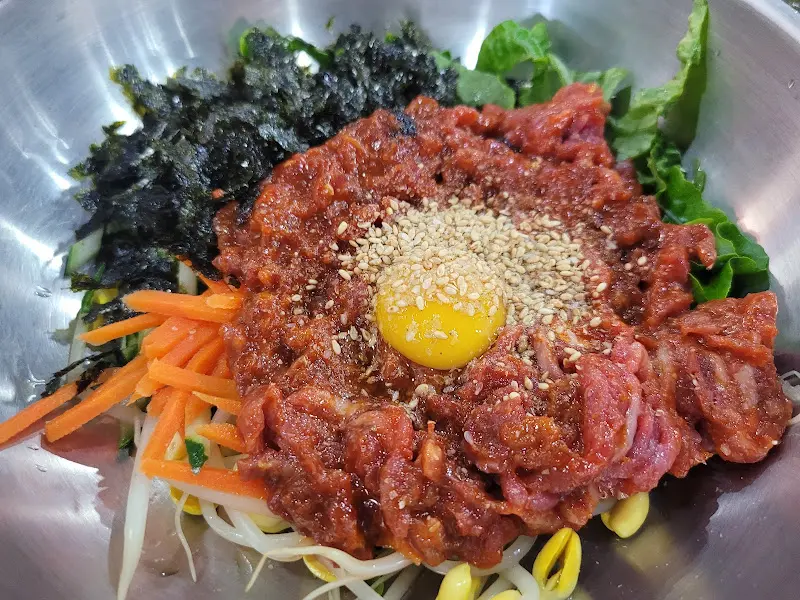 윤기가 흐르는 육회비빔밥