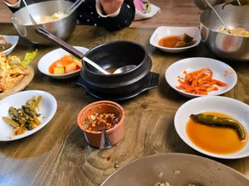소나무 향기 머금은 솥밥, 상주 지족자부에서 맛보는 자연의 맛 실험 – 웰빙 맛집 탐험기