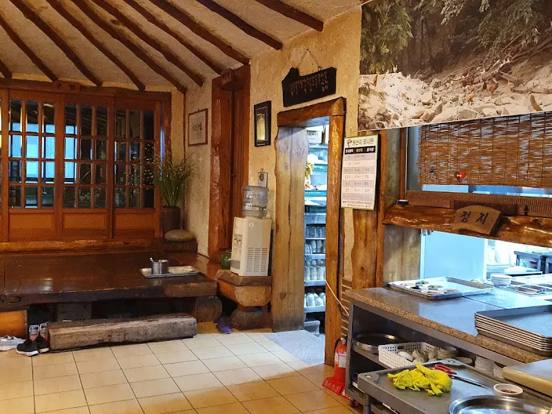 지족자부 식당 내부