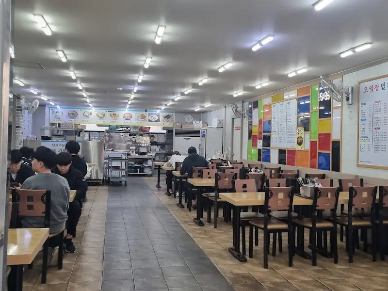 오일장멸치국수 내부