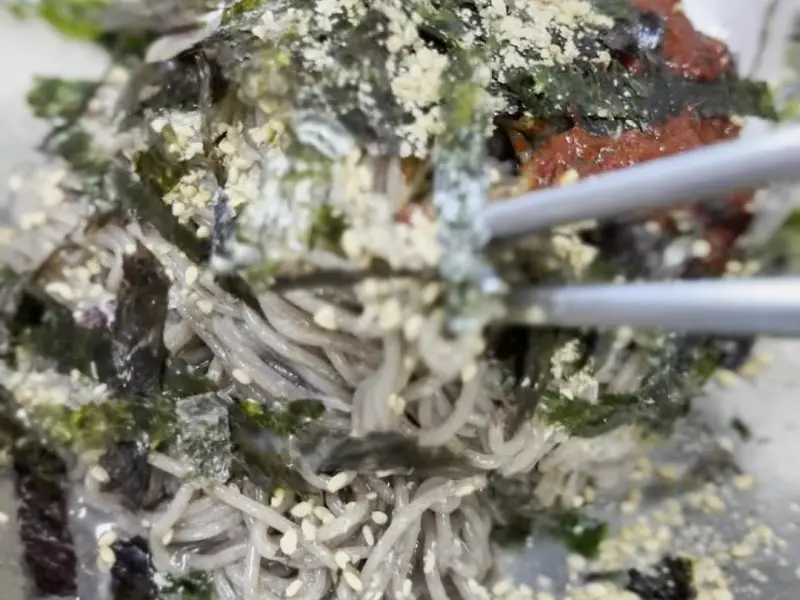 막국수 비비는 모습