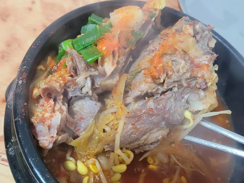 두툼한 뼈에 붙은 살코기