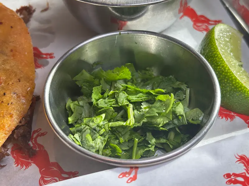 함께 나오는 고수와 라임