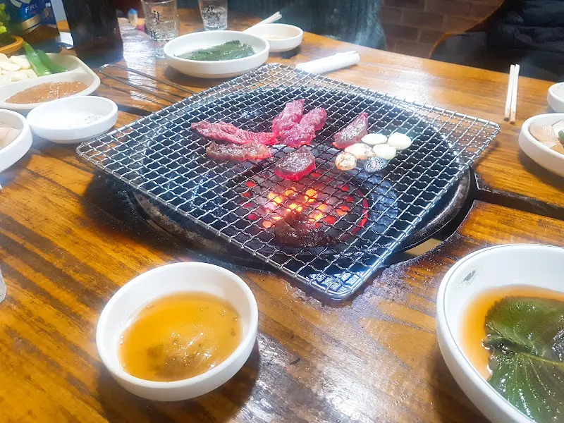 연탄불에 익어가는 갈비살과 마늘