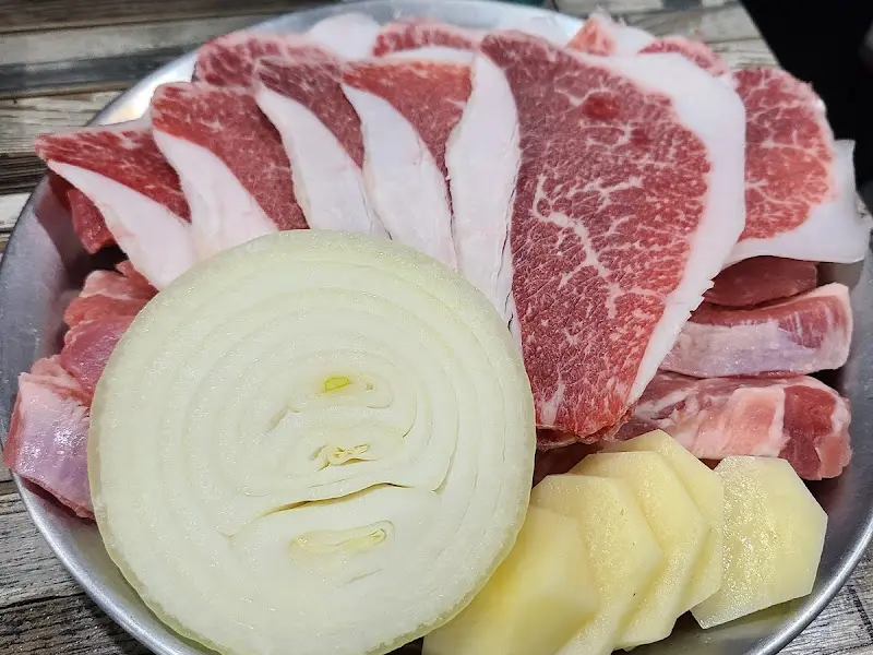 푸짐한 우삼겹 한 접시