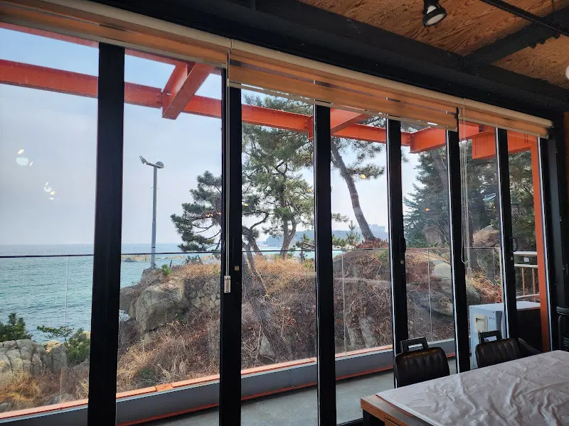 통창으로 보이는 바다 풍경