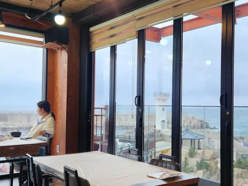 식당 내부에서 바라본 바다 풍경
