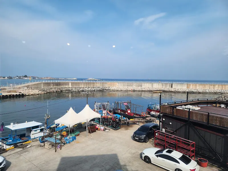 식당에서 바라본 항구 풍경