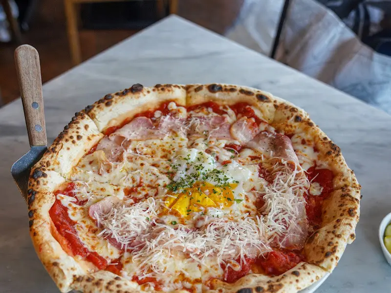 포치드 비스마르크 피자