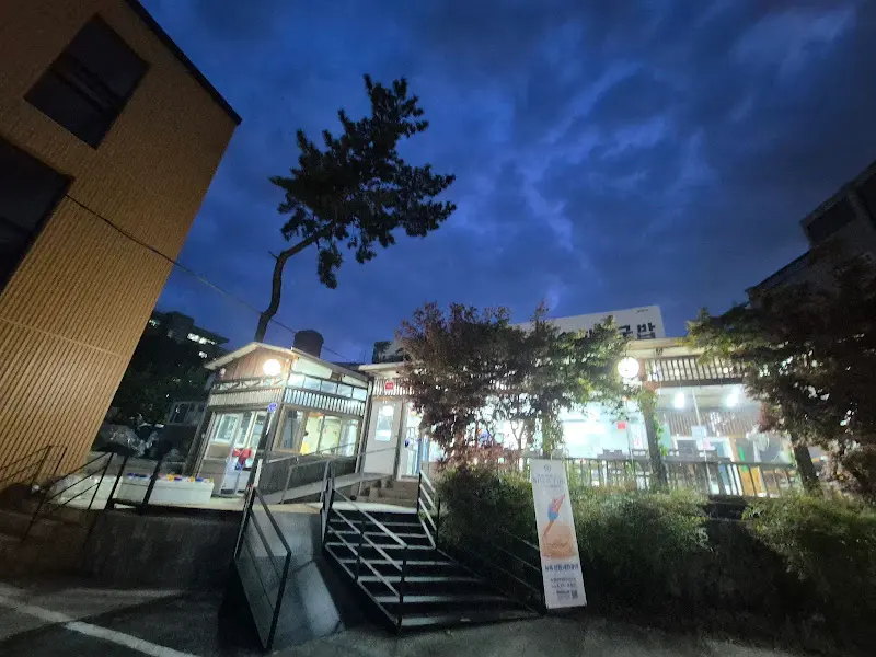 밤에 빛나는 온천골의 외관