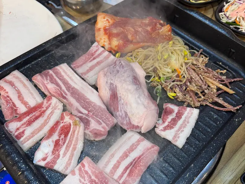 돌판 위에서 익어가는 삼겹살과 가브리살