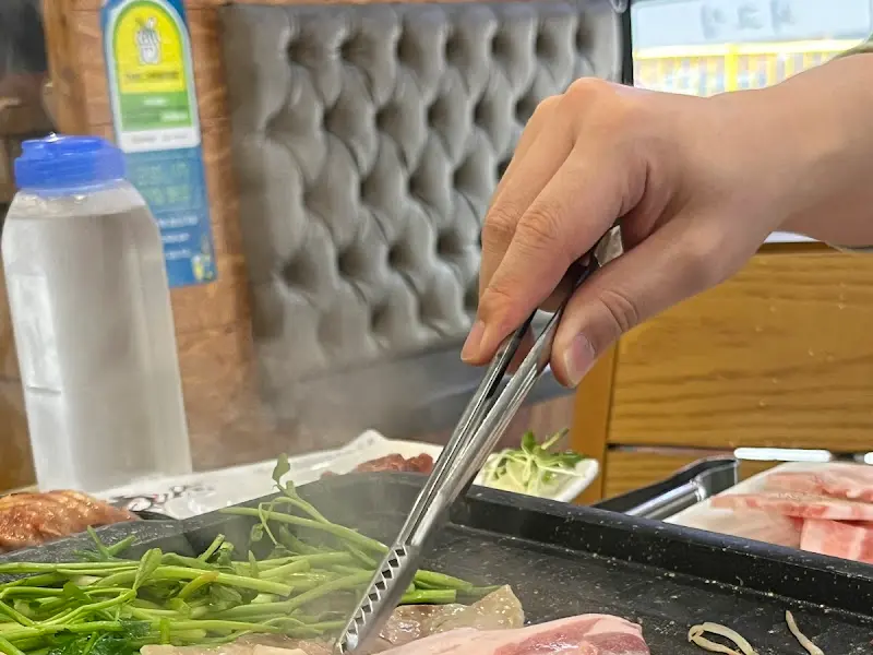 고기를 굽는 모습