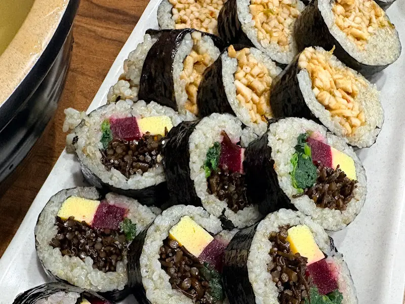 다양한 재료가 들어간 톳김밥