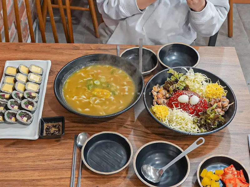 테이블 가득 차려진 음식들