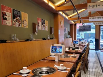 세월의 깊이가 느껴지는, 안양 평촌역 먹거리 골목의 숨은 춘천 닭갈비 맛집 기행