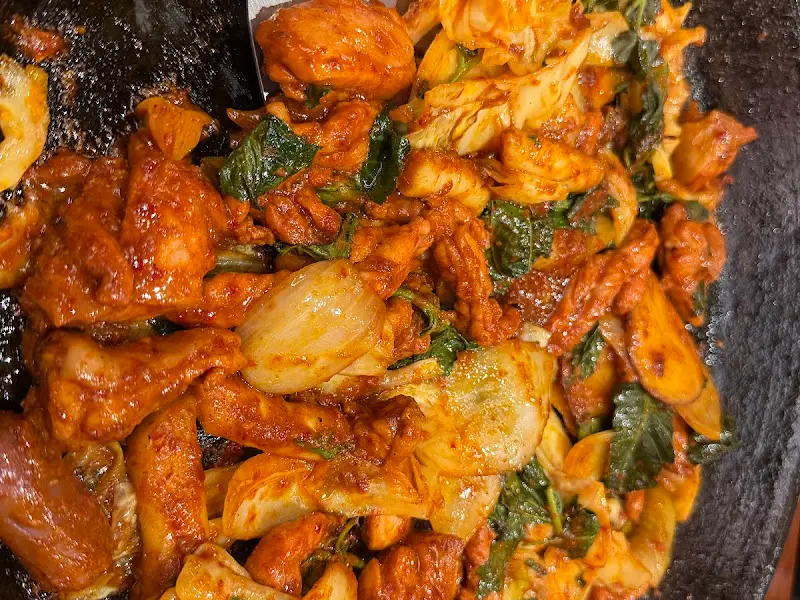 맛깔스러운 닭갈비의 모습