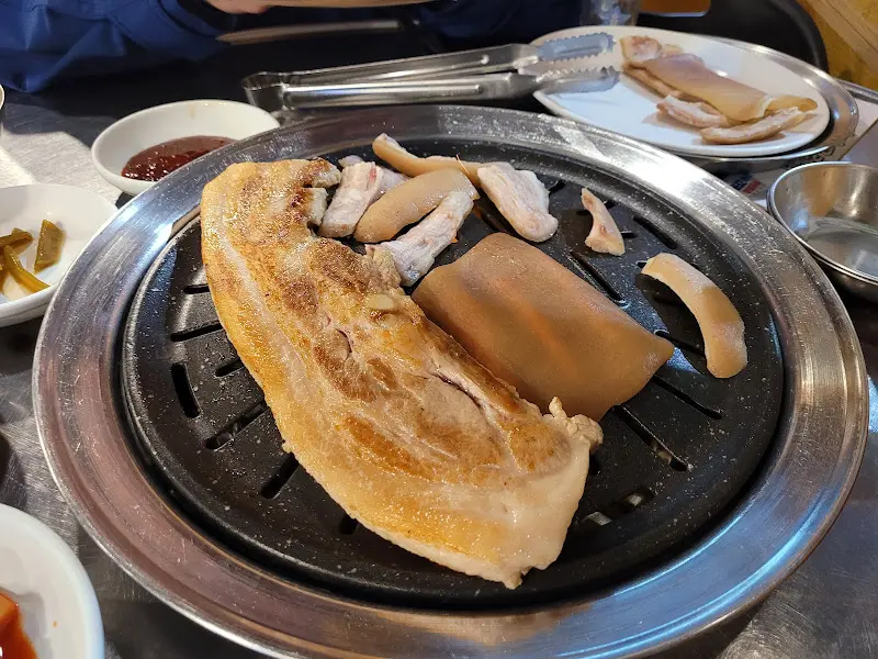 초벌된 삼겹살과 꼬리